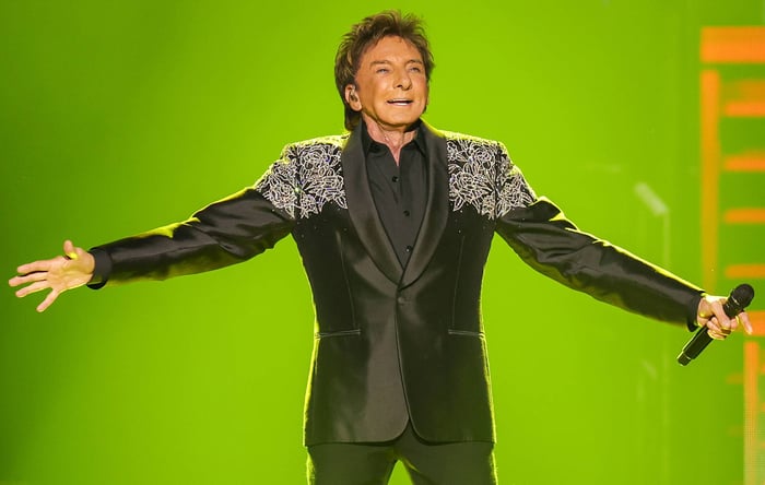 Barry Manilow to Undergo Surgery for Cancerous Lung Spot