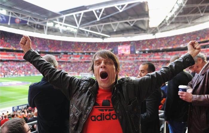 Manchester United Honours Stone Roses Legend Mani Before Arsenal Clash
