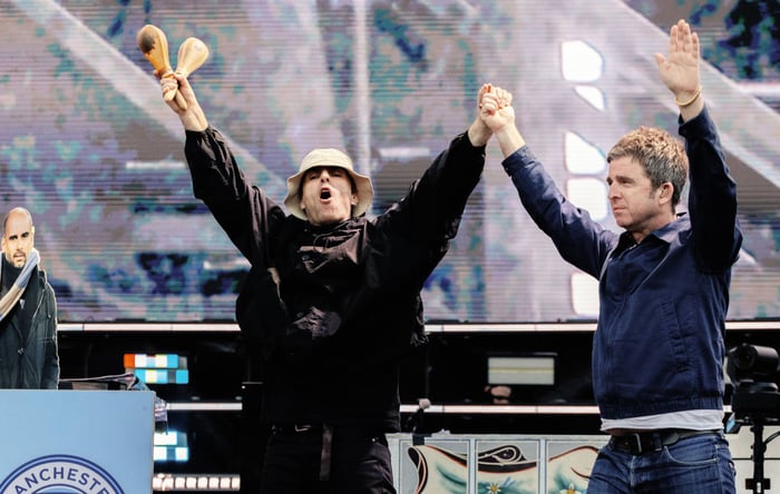 Oasis Drones Illuminate the Sky Over Neil Young’s Chicago Concert