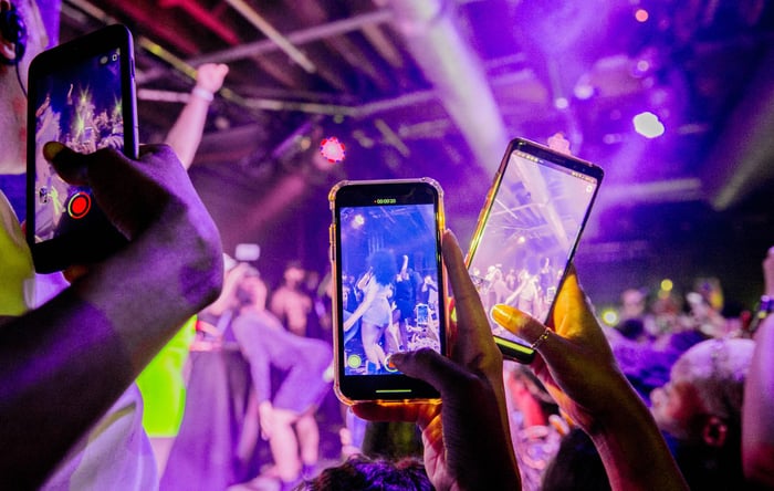 Half of Clubbers Believe Phones Are Ruining the Dancefloor Experience