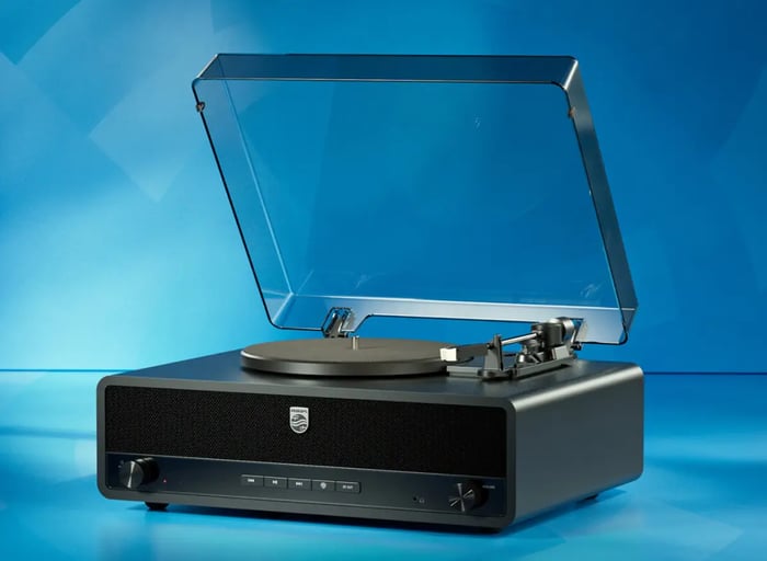 Is the Philips Tina V900 Retro Turntable a Must-Have or Just an Expensive Toy?