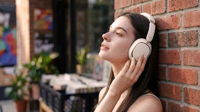 FiiO EH13 over-ears lifestyle
