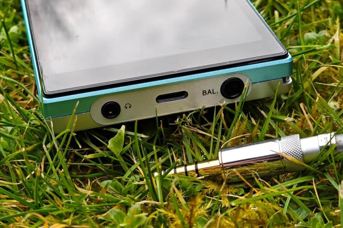 Close-up of FiiO JM21 ports and controls