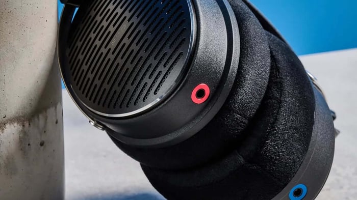 FiiO JT3 headphones with retro background