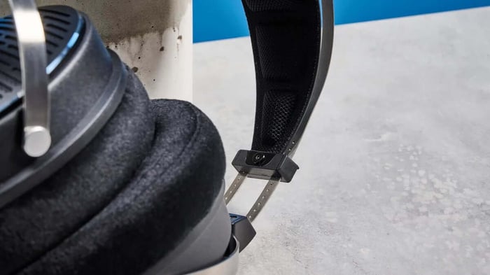 FiiO JT3 headphones resting on a table