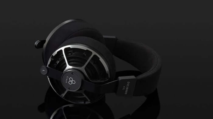 Final DX10000CL headphones showcase sleek design and craftsmanship.