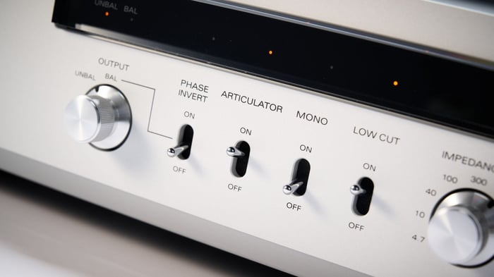 Luxman E-07 front panel controls