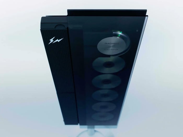 Elegant design details on Beosystem 9000c