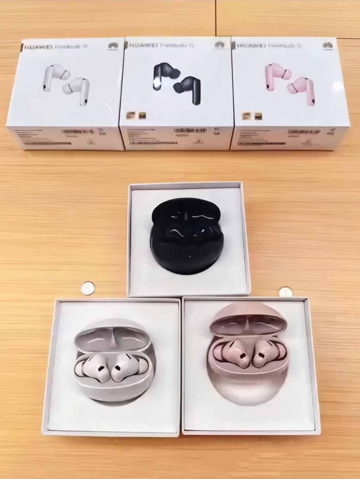 Huawei FreeBuds 7i charging case and earbuds in white, black, and pink