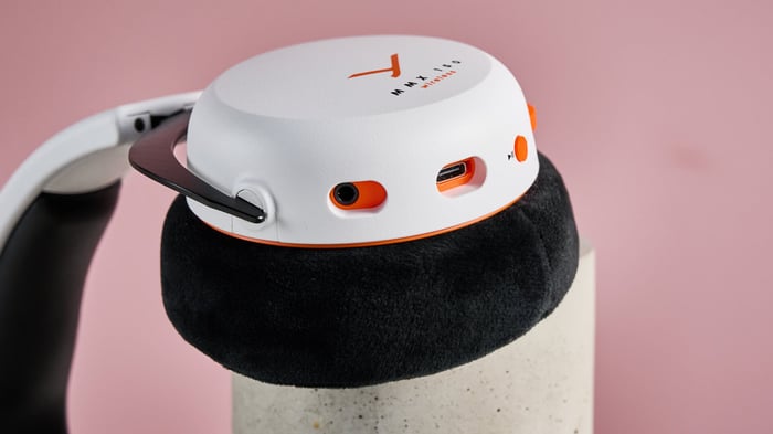 Velour ear cushions keep you comfy during long playtimes