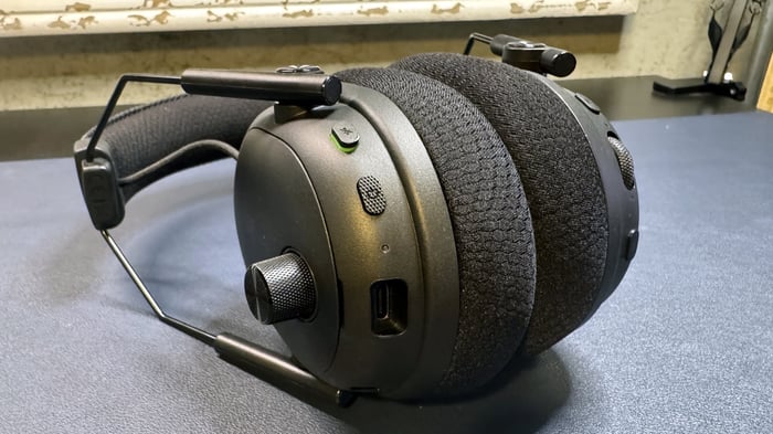 Left earcup volume dial