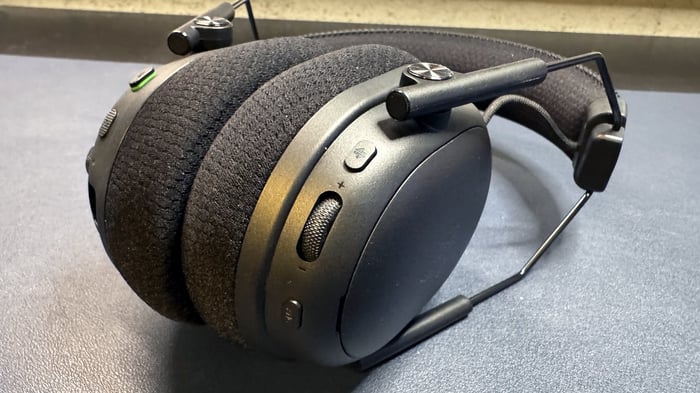 Mic mute switch and ports on left earcup