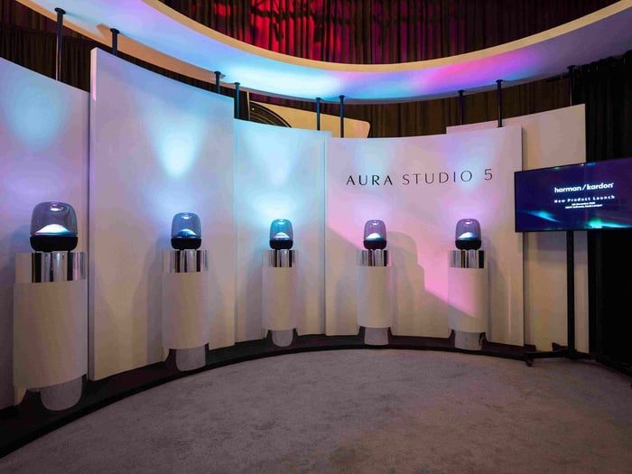 Side view of the Aura Studio 5 with light effects