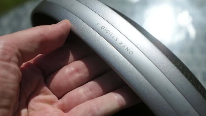 Harman Kardon Onyx Studio 9 handle detail