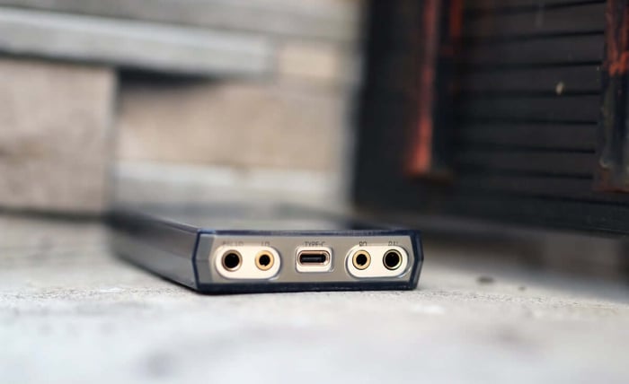 HiBy R6 III Side View