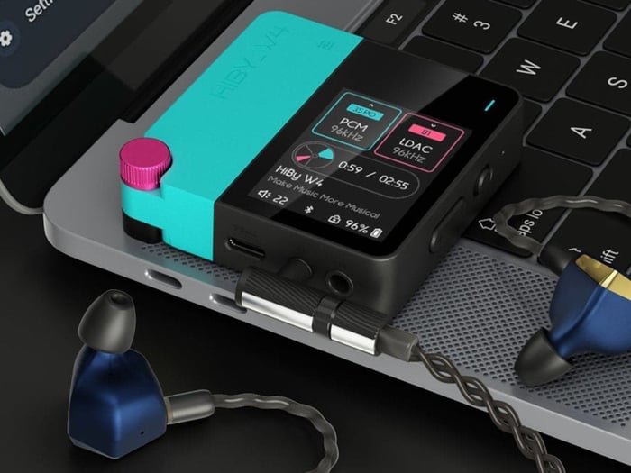 HiBy W4 portable Hi-Fi amplifier with headphone output details