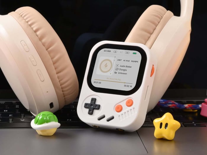 Hidizs AP30 Music Boy music player, retro-inspired design