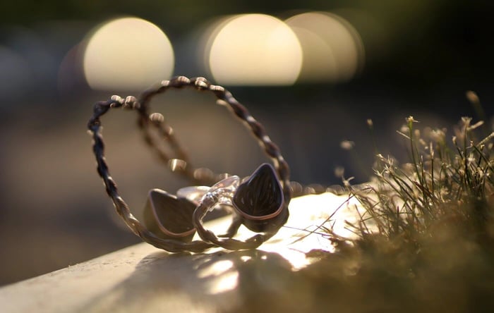 Ergonomic and stylish angel wings design with golden details.