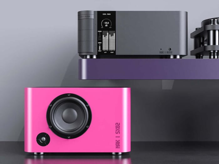 Turntable matching amplifier with exposed suspension pillars