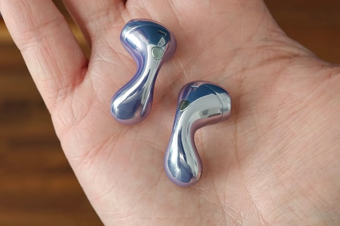 Huawei Freebuds 6 in Hand