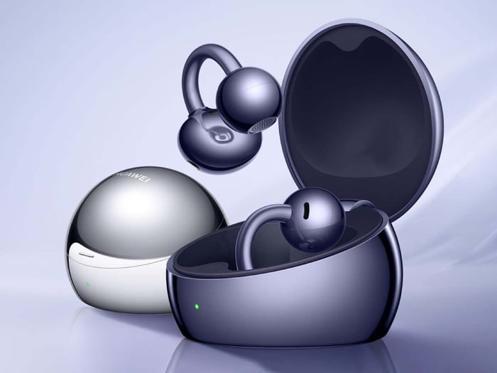 The FreeClip 2 S case offers space for earbuds and small jewelry pieces.