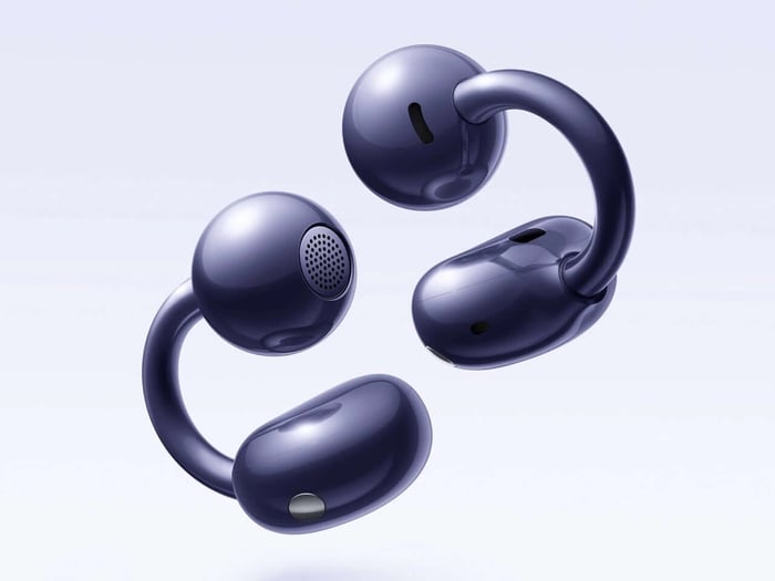 An elegant presentation mixing earbuds and jewelry.