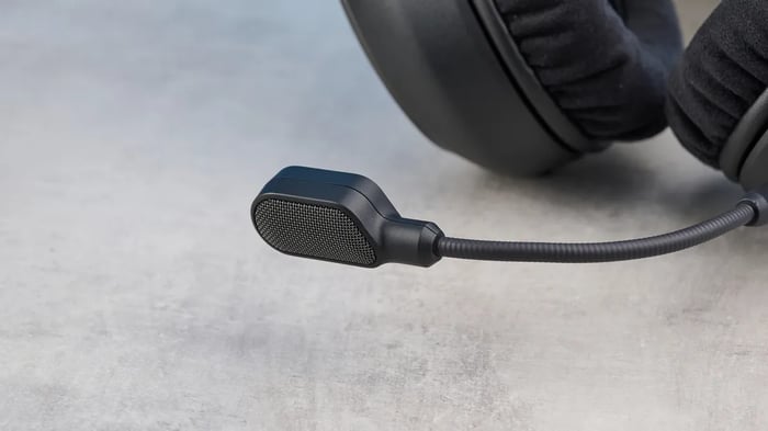 Detachable omnidirectional mic with flexible boom arm.