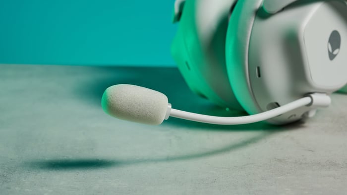 Mic captures clean, clear voice with minimal background noise.