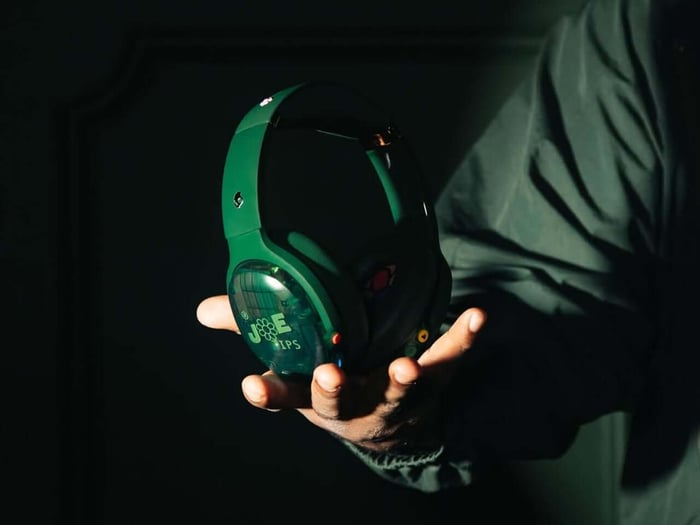 Another detailed shot of the translucent emerald shell