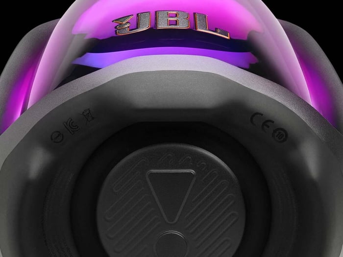 JBL Pulse 6’s portability makes it a versatile companion for any setting.