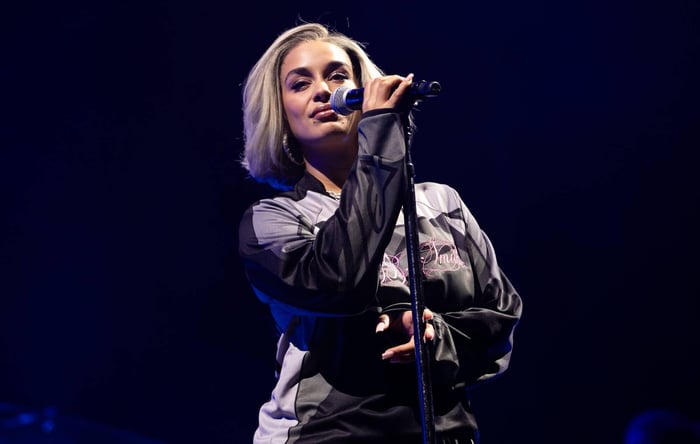 Jorja Smith performing live