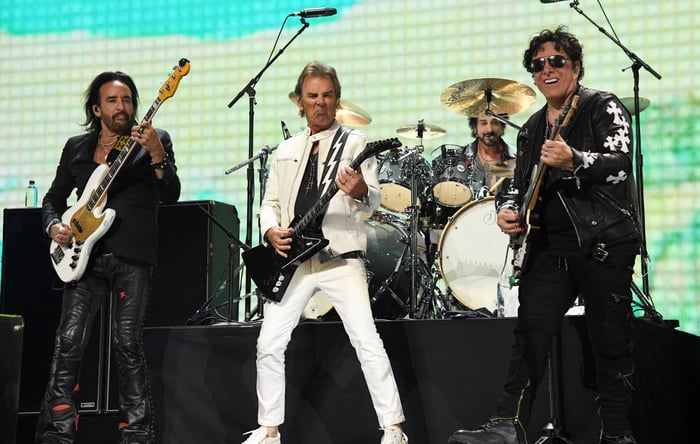 Journey performing live in 2021