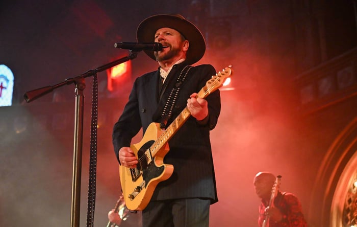 Kiefer Sutherland performing