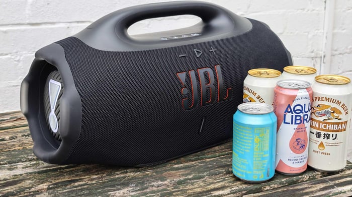 Solid and stylish, JBL Boombox 4 fits both home and outdoor vibes.