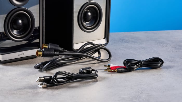 USB flash drive plugged into Edifier QR65 USB port