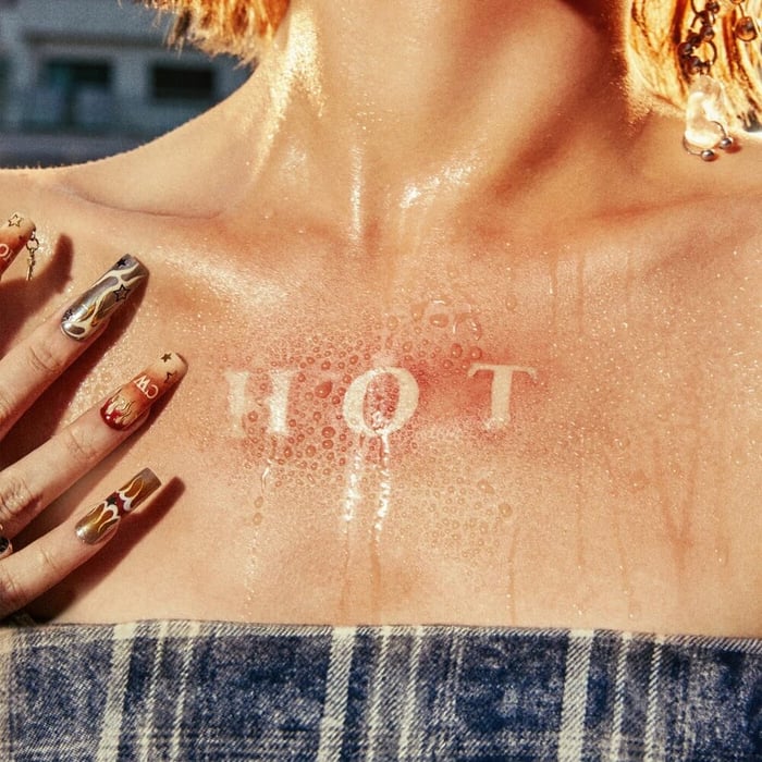 LE SSERAFIM Hot Album Art