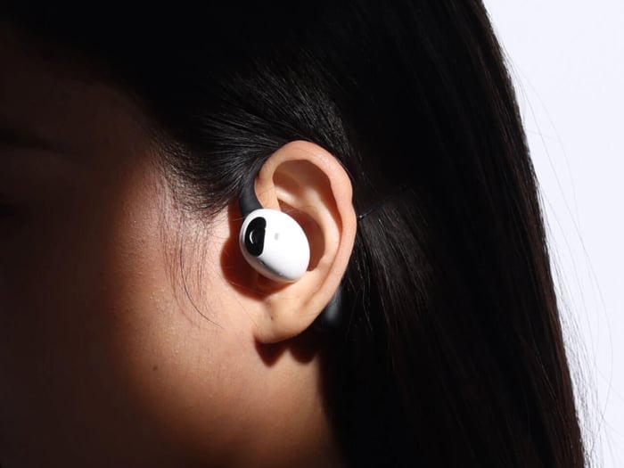 Lightwear Earbuds charging case open