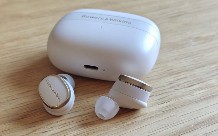 Bowers & Wilkins Pi8 combine premium sound with aptX support via a smart charging case.