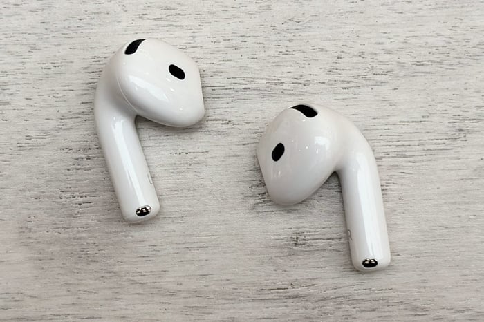 Apple AirPods 4 combine comfort and effective noise cancellation for everyday use.
