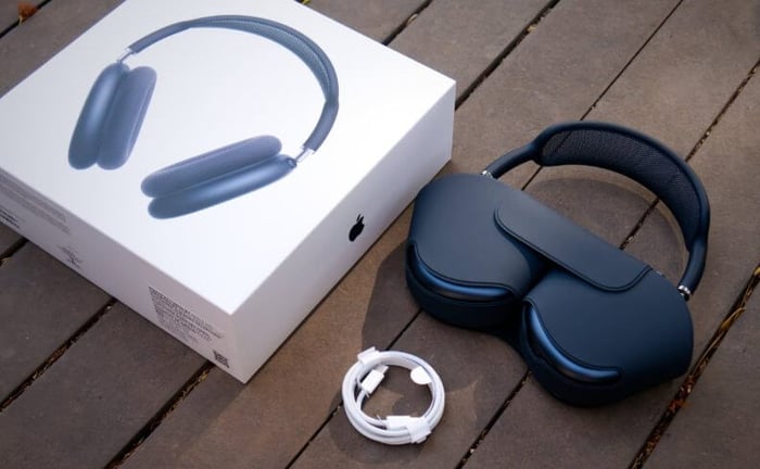 AirPods Max 2 unboxing with Smart Case and USB-C cable