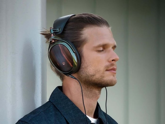 Hand-carved Macassar ebony earcups with rich grain