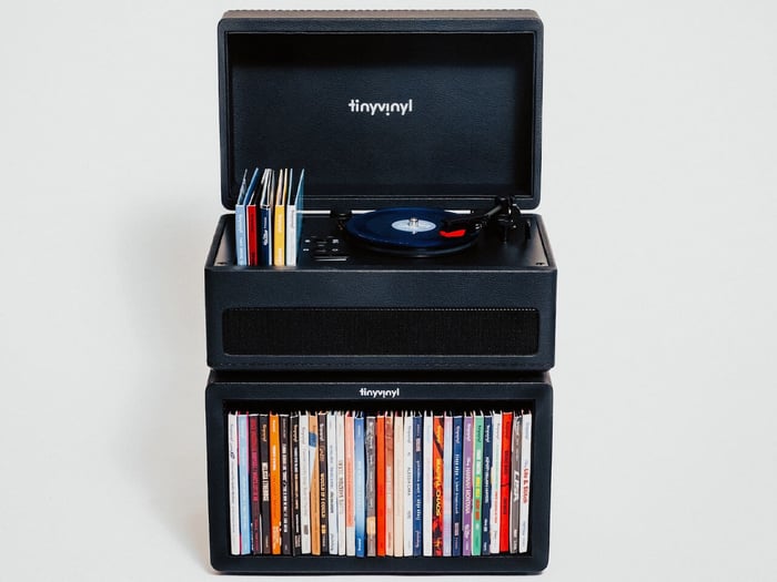 The Tiny Vinyl Player designed from scratch for the perfect mini vinyl experience.
