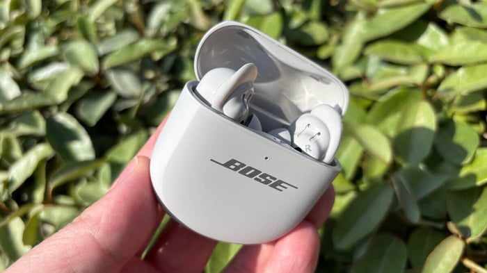 Bose QuietComfort Ultra 2: top-tier noise cancellation and rich sound.