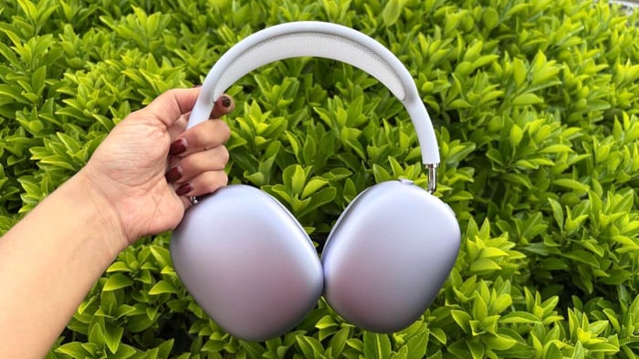 Apple AirPods Max 2 in elegant premium design.