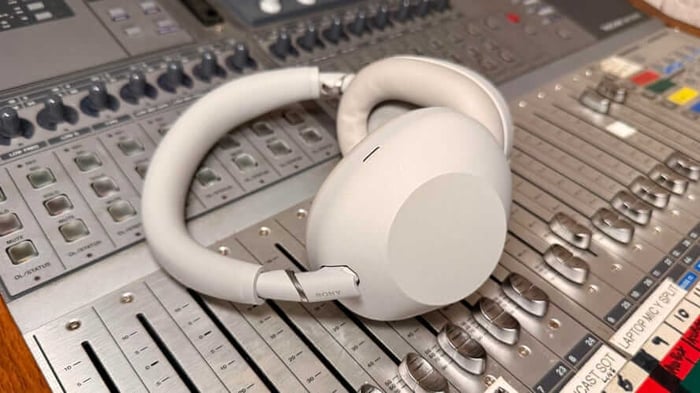Top travel headphones lineup
