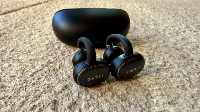 Earfun Clip 2 charging case open