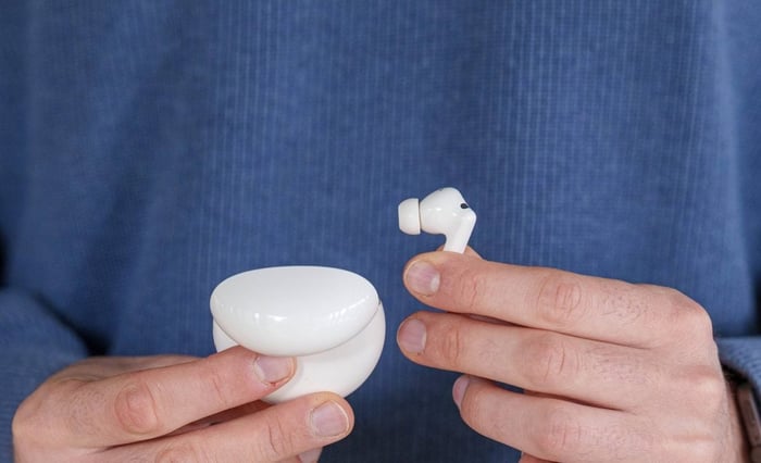 Huawei FreeBuds 7i in Use