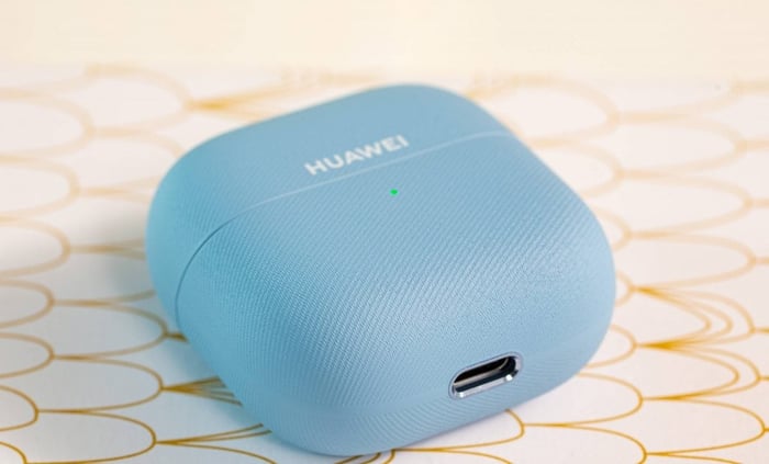 Battery life visual with FreeClip 2 charging case