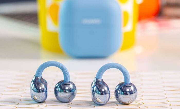 FreeClip 2 in stylish blue with charging case