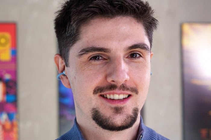 Another angle showing FreeClip 2’s stylish blue version